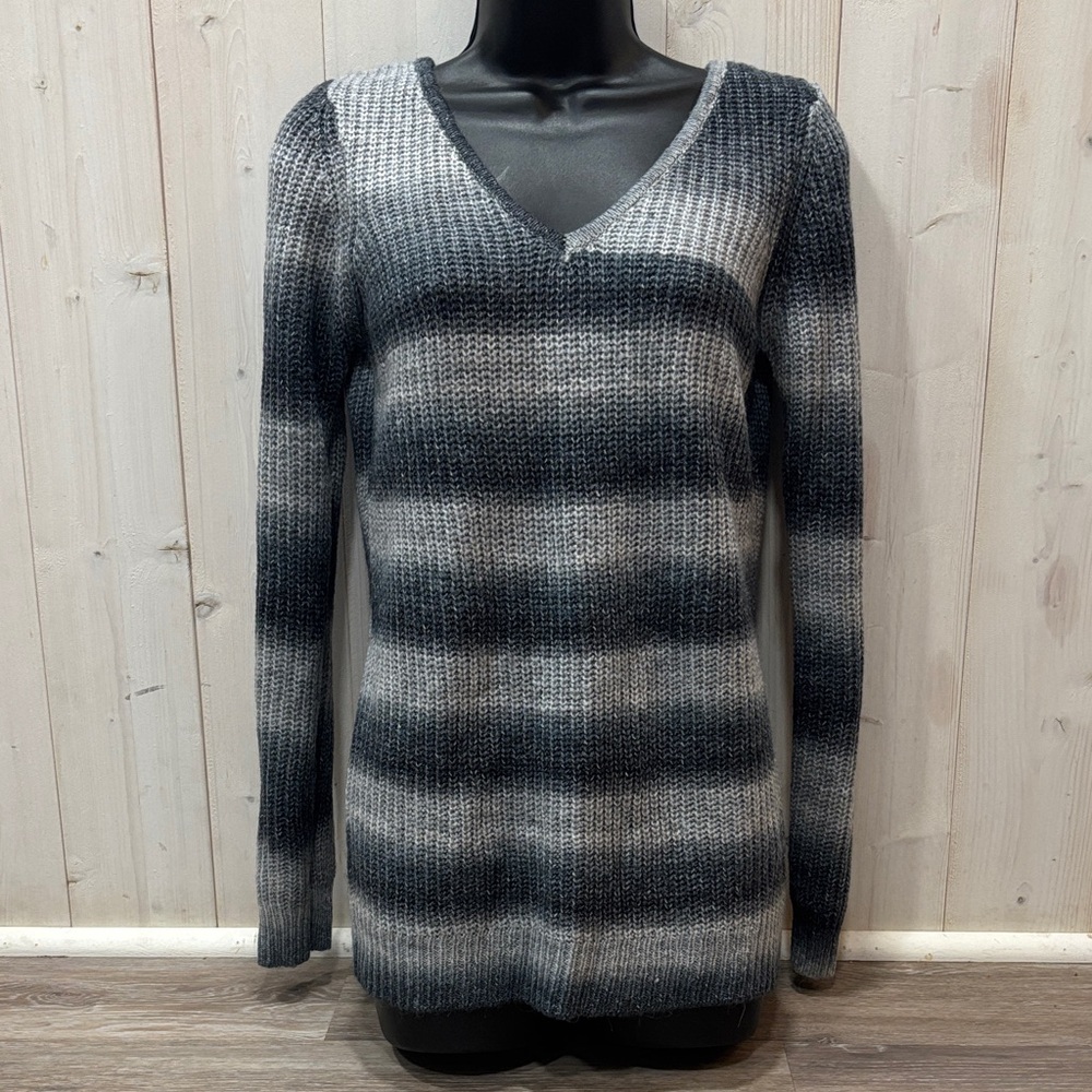 Love Ellie Striped Gray V-Neck Women's Sweater size Small